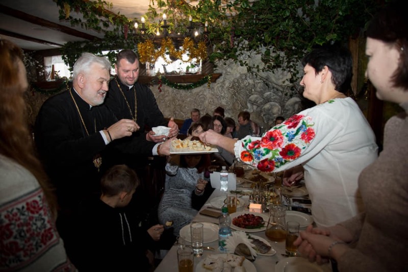 Радість Святого Вечора з родинами загиблих воїнів розділив в Ірпені Владика Йосиф Мілян