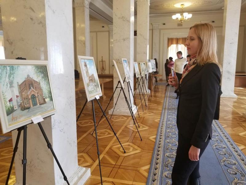 У Верховній Раді проходить виставка картин «Кірхи України»